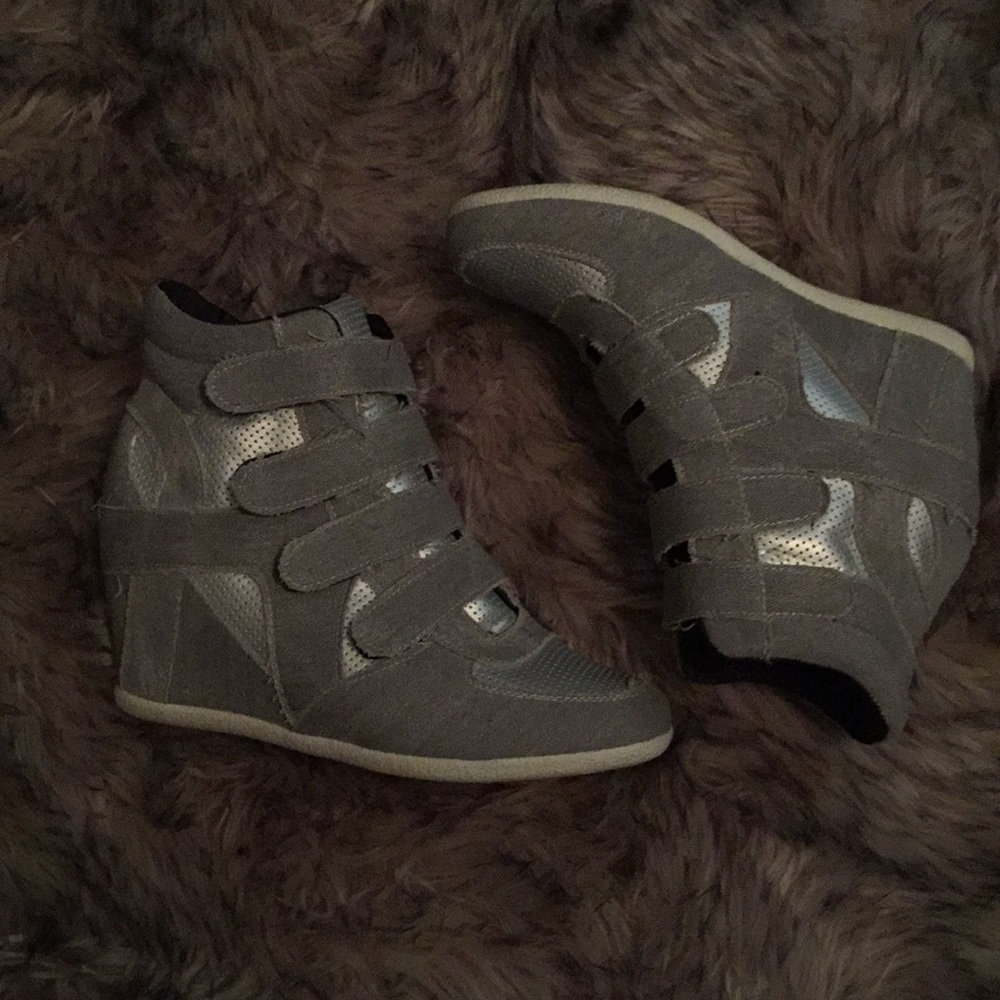 Wedge 4 strap ankle tennis shoe